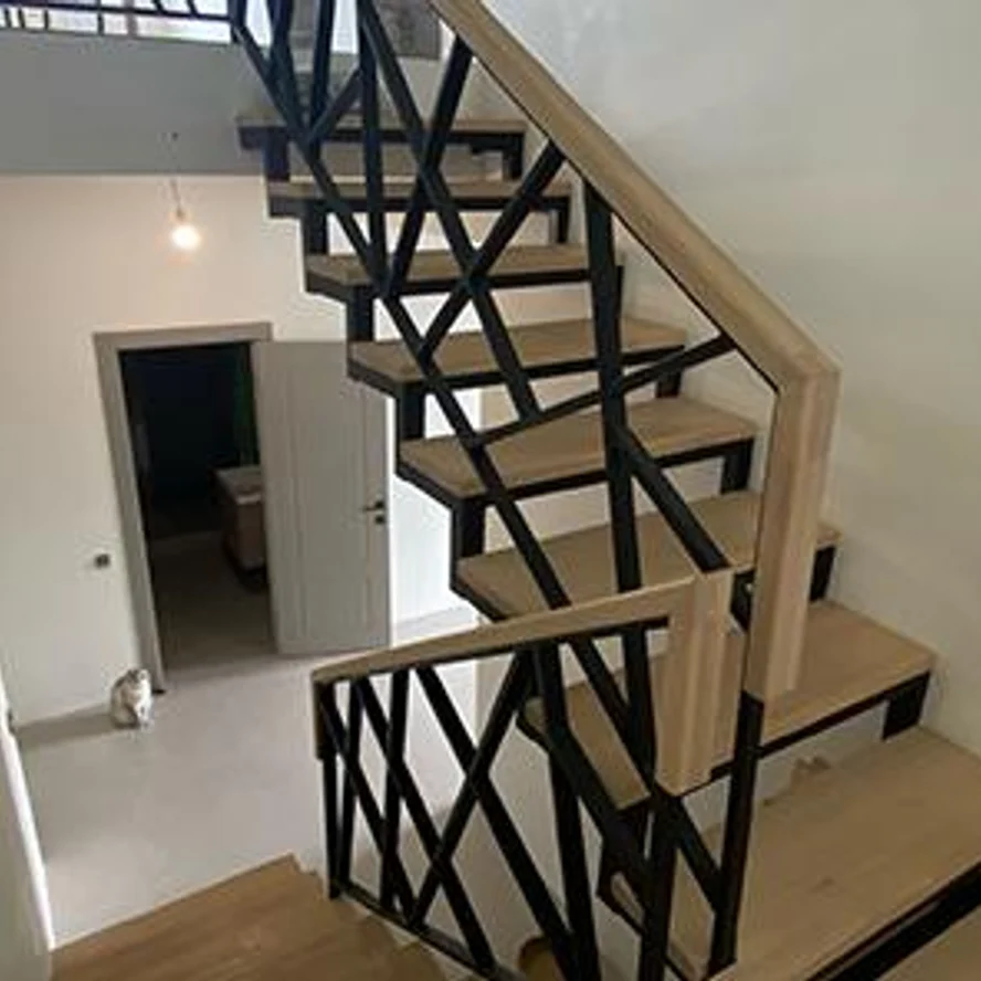 Лестница из металла на двух косоурах